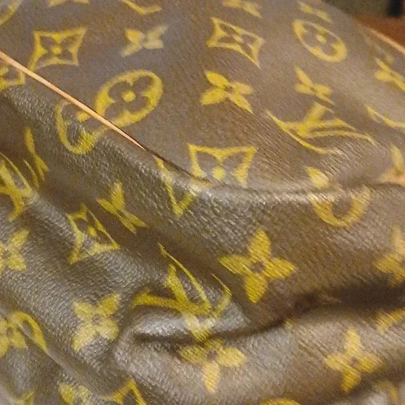 AUTHENTIC LOUIS VUITTON MONOGRAM DOUBLE COMARTMENT TRAVEL BAG. - Picture 7 of 16